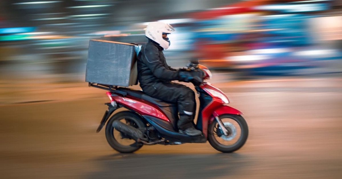 DoorDash delivery driver's insulated bag and car keys ready for a delivery shift